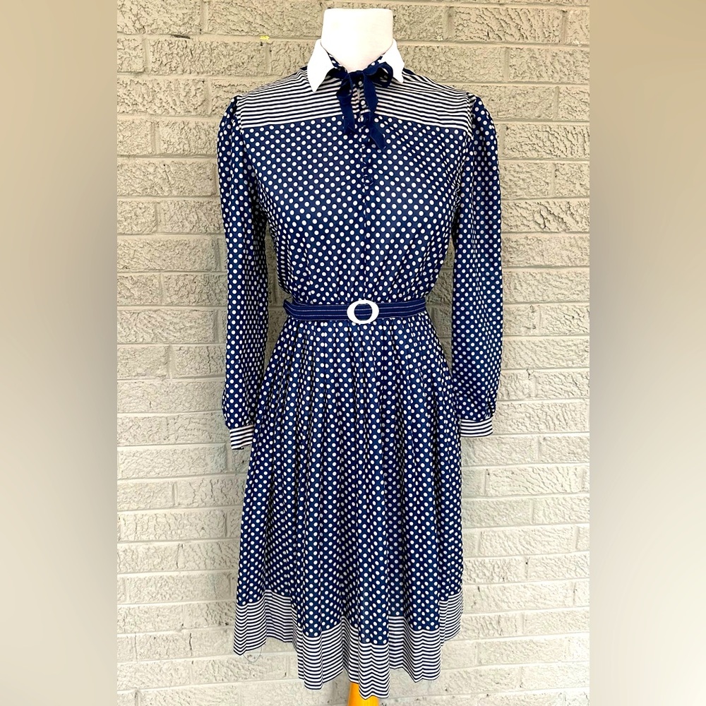 Vintage 70s polka dot shirt dress with belt: Vintage size 10